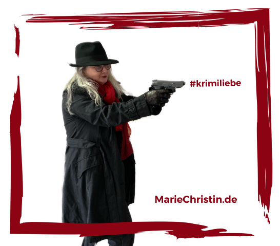 Marie Christin Text: #krimiliebe MarieChristin.de, Das Bild zeigt Marie Christin mit schwarzem Hut und Mantel, roten Schal und einer Pistole im Anschlag - vor dem Lauf steht der Text #Krimiliebe 